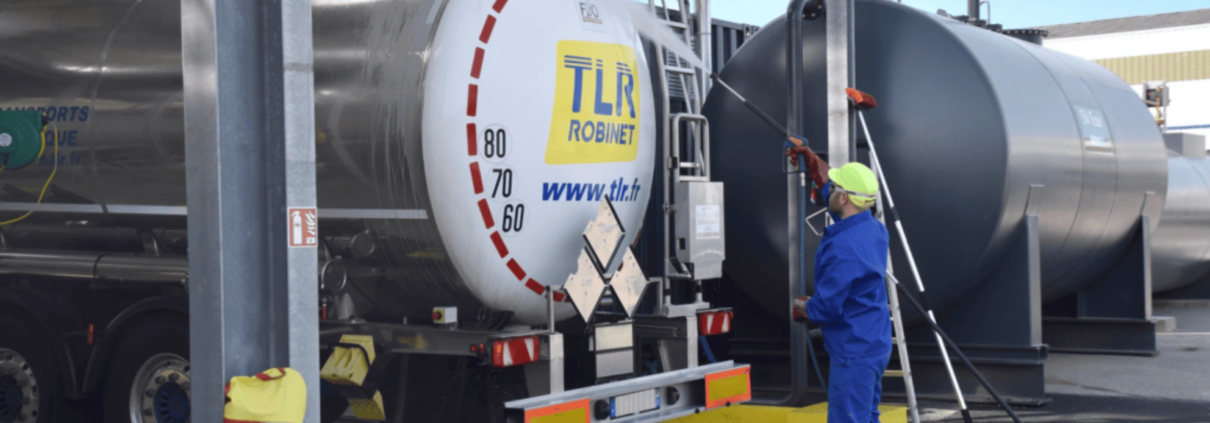 Camion citerne dans une station de lavage CSL